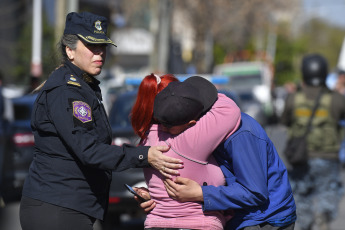 Buenos Aires, Argentina.- En las fotos tomadas el 9 de agosto del 2023, familiares y vecinos reclaman justicia frente a la escuela donde estudiaba una nena de 11 años que murió tras ser asaltada y golpeada cuando llegaba a la escuela en Lanús Oeste, provincia de Buenos Aires. La niña, fue asaltada por dos hombres a bordo de una motocicleta, una modalidad conocida coloquialmente como "motochorros". Por el hecho hay dos hombres detenidos, ambos mayores de edad, según informaron el Ministerio Público Fiscal (MPF) y la Policía.