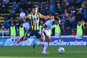 Rosario, Argentina.- En las fotos tomadas el 20 de agosto del 2023, durante el partido entre Central y Atlético Tucumán por la primera fecha de la Zona A de la Copa de la Liga en el Estadio Gigante de Arroyito. Central, que jugó con un hombre más desde la mitad del complemento, no pudo vencer a Atlético Tucumán y terminó empatado 0 a 0.