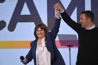 Buenos Aires, Argentina.- En las fotos tomadas el 13 de agosto del 2023, la candidata presidencial de Juntos por el Cambio (JxC) Patricia Bullrich (izquierda) tras haber ganado la interna de la coalición. La exministra de Seguridad argentina, ganó la interna de la coalición opositora Juntos por el Cambio (centroderecha) para las presidenciales del 22 de octubre, dijo este domingo que se ha dado “un paso” al cambio en medio de la angustia que siente Argentina.