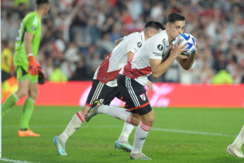 Buenos Aires, Argentina.- En las fotos tomadas el 1 de agosto del 2023, durante el partido entre River Plate y el brasileño Inter de Porto Alegre por la ida de los octavos de final de la Copa Libertadores 2023 en el Estadio Monumental. River Plate derrotó como local a Porto Alegre por 2-1, ante más de 85.000 espectadores. El ecuatoriano Enner Valencia (45+1) puso al frente al equipo brasileño, pero River lo dio vuelta en el segundo tiempo con un doblete de Pablo Solari (65 y 78), que entró como suplente.