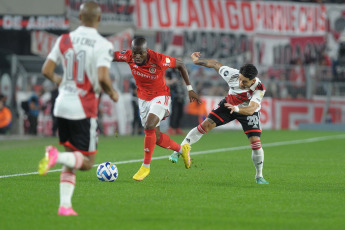 Buenos Aires, Argentina.- En las fotos tomadas el 1 de agosto del 2023, durante el partido entre River Plate y el brasileño Inter de Porto Alegre por la ida de los octavos de final de la Copa Libertadores 2023 en el Estadio Monumental. River Plate derrotó como local a Porto Alegre por 2-1, ante más de 85.000 espectadores. El ecuatoriano Enner Valencia (45+1) puso al frente al equipo brasileño, pero River lo dio vuelta en el segundo tiempo con un doblete de Pablo Solari (65 y 78), que entró como suplente.