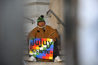 Buenos Aires, Argentina.- En las fotos tomadas el 8 de agosto del 2023, el Tercer Malón de la Paz, mantiene una vigilia frente a los Tribunales porteños contra la reforma constitucional en Jujuy. Comunidades indígenas de la provincia de Jujuy, en el norte de Argentina, se manifiestan en Buenos Aires en medio de un agitado clima político en Jujuy tras la aprobación de una reforma constitucional, impulsada por el gobernador Gerardo Morales, que según sus detractores, criminaliza el derecho a la protesta y cercena los derechos indígenas sobre la tierra en medio de planes de explotación para la obtención de litio.