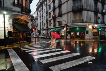 Buenos Aires, Argentina.- In the photos taken on August 17, 2023, it shows the streets of Buenos Aires in the middle of a storm. Montevideo, still under a serious water crisis, experiences heavy rains and a storm accompanied by lightning. The instability affects the two capitals of the Río de la Plata region with forecasts of rain and storms in the Montevideo and Buenos Aires areas. Therefore, in isolation, severe weather damage cannot be ruled out.