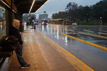 Buenos Aires, Argentina.- In the photos taken on August 17, 2023, it shows the streets of Buenos Aires in the middle of a storm. Montevideo, still under a serious water crisis, experiences heavy rains and a storm accompanied by lightning. The instability affects the two capitals of the Río de la Plata region with forecasts of rain and storms in the Montevideo and Buenos Aires areas. Therefore, in isolation, severe weather damage cannot be ruled out.