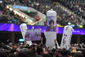 Buenos Aires, Argentina.- En las fotos tomadas el 7 de agosto del 2023, el precandidato presidencial de La Libertad Avanza (LLA), Javier Milei, realizó su cierre de campaña rumbo a las PASO del domingo próximo con un acto en el estadio Movistar Arena de la ciudad de Buenos Aires. Durante su discurso, el dirigente opositor le hizo un guiño al sector de Mauricio Macri, expresó fuertes críticas contra la UCR y convocó a votar.