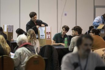 Buenos Aires, Argentina.- En las fotos tomadas el 18 de agosto del 2023, por las demoras, amplían la cantidad de mesas para el escrutinio definitivo en CABA. El Tribunal Electoral de la Ciudad de Buenos Aires aumentó el número de mesas destinadas al escrutinio definitivo de los votos emitidos con la Boleta Única Electrónica (BUE) en las elecciones Primarias, Abiertas, Simultáneas y Obligatorias (PASO) del domingo. El Tribunal Electoral espera finalizar el escrutinio el viernes 18 de agosto, pero existen dudas sobre si será posible cumplir con el plazo previsto.