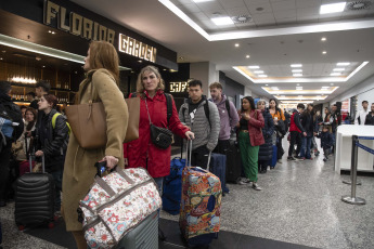 Buenos Aires, Argentina.- En las fotos tomadas el 17 de agosto del 2023, muestra el Aeropuerto Jorge Newbery en medio del retraso de vuelos por el intenso temporal que afectó la ciudad de Buenos Aires y sus alrededores. Llegó a haber más de 80 vuelos demorados y una veintena cancelaciones. Además, según se informó oficialmente, otros aviones fueron desviados a aeropuertos de alternativa a raíz de la imposibilidad de aterrizar por el temporal.