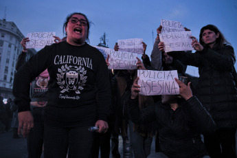 Buenos Aires, Argentina.- En las fotos tomadas el 10 de agosto del 2023, familiares y amigos realizan una protesta para exigir justicia tras la muerte de un manifestante en Buenos Aires, la capital de Argentina, tras supuestamente sufrir un infarto después de ser detenido por la Policía durante una protesta contra el sistema electoral frente al Obelisco.