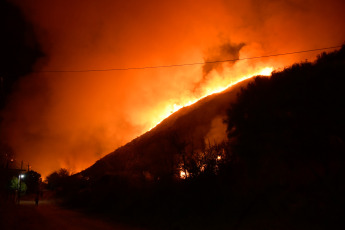 San Luis, Argentina.- En las fotos tomadas el 22 de agosto del 2023, muestra el incendio forestal sobre las sierras de San Luis, que se extiende desde el Parque Nativo de la localidad de Potrero de los Funes, hasta el barrio Cerros Colorados de la ciudad de Juana Koslay. Hasta el momento, se confirmó que en la zona fueron evacuadas unas 15 familias y que el fuego destruyó varias viviendas de la zona, en medio de condiciones desfavorables debido a los fuertes vientos que alcanzan los 60 kilómetros por hora y la gran sequía de la zona.