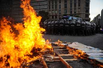 Buenos Aires, Argentina.- In the photos taken on August 10, 2023, family and friends hold a protest to demand justice after the death of a protester in Buenos Aires, the capital of Argentina, after allegedly suffering a heart attack after being arrested. by the Police during a protest against the electoral system in front of the Obelisk.