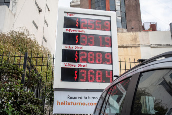 Buenos Aires, Argentina.- En las fotos tomadas el 16 de agosto del 2023, muestra una estación de gasolina tras los nuevos aumentos en los precios del combustible. Sin previo aviso, la petrolera Raízen Argentina aumentó el precio de los combustibles. Para Shell, la suba fue del 14 por ciento en todos sus combustibles, tras la devaluación de la moneda. De esta manera, Raizen aplicó el segundo aumento de combustibles del mes de agosto y se adelantó a las negociaciones que llevará adelante con el Gobierno.