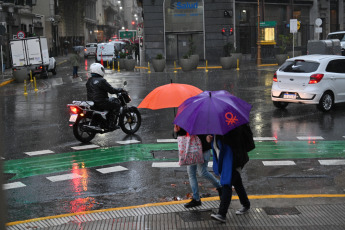 Buenos Aires, Argentina.- In the photos taken on August 17, 2023, it shows the streets of Buenos Aires in the middle of a storm. Montevideo, still under a serious water crisis, experiences heavy rains and a storm accompanied by lightning. The instability affects the two capitals of the Río de la Plata region with forecasts of rain and storms in the Montevideo and Buenos Aires areas. Therefore, in isolation, severe weather damage cannot be ruled out.