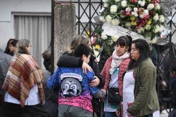 Buenos Aires, Argentina.- In the photos taken on August 10, 2023, family and friends say goodbye to the remains of Morena Domínguez at her father's house, in the town of Lanús in Buenos Aires. Some of the campaign closing ceremonies in Argentina were suspended just four days before the presidential primary elections. As reported by the police report, the assault at the hands of "motochorros" (people who steal and flee on a motorcycle) and the subsequent death of Morena Domínguez, led to the decision of the candidates.