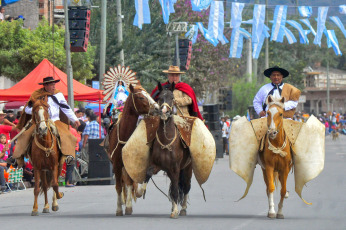 Jujuy, Argentina.- En las fotos tomadas el 23 de agosto del 2023, durante la conmemoración del Éxodo Jujeño de 1812 con actos que exaltaron la heroicidad de su pueblo. La fecha, conmemora el accionar del pueblo jujeño que recibió la orden de abandonar sus hogares, sus pertenencias y dejar tierra arrasada al enemigo.