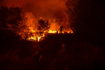 San Luis, Argentina.- The photos taken on August 22, 2023 show the forest fire on the San Luis mountains, which extends from the Native Park of the town of Potrero de los Funes, to the Cerros Colorados neighborhood of the city of Juana Koslay. So far, it has been confirmed that some 15 families were evacuated in the area and that the fire destroyed several homes in the area, amid unfavorable conditions due to strong winds that reach 60 kilometers per hour and the great drought in the area.