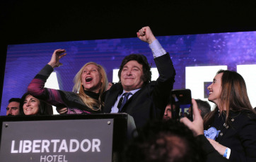 Buenos Aires, Argentina.- En las fotos tomadas el 13 de agosto del 2023, el candidato a presidente por La Libertad Avanza (LLA), Javier Milei, celebró junto a los principales dirigentes de su fuerza los resultados obtenidos en las elecciones primarias abiertas, simultáneas y obligatorias (PASO) y aseguró que "estamos frente al fin del modelo de la casta", que está "basado en esa aberración llamada justicia social". Con más del 96% escrutado, Milei obtenía el 30,1