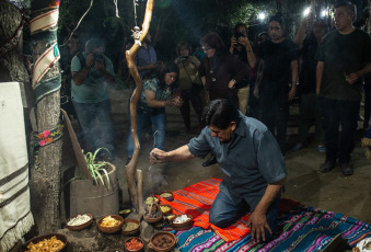 Santiago del Estero, Argentina.- En las fotos tomadas el 1 de agosto del 2023, pueblos del norte de Argentina celebran a la Pachamama con ceremonias que conjugan tradición, música y naturaleza. Este martes, países de América Latina celebraron el Día de la Pachamama, una fiesta donde priman los rituales y ofrendas para venerar y agradecer a la Madre Tierra. La tradición tiene su origen en la mitología Inca, que atribuye a esta deidad la responsabilidad de las siembras y las cosechas.