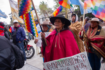 Buenos Aires, Argentina.- En las fotos tomadas el 4 de agosto del 2023, tras rechazo de la Corte Suprema, el Tercer Malón de la Paz protesta frente a la Plaza de Mayo. Integrantes de pueblos indígenas argentinos aseguraron que continuarán una vigilia iniciada el martes frente al capitalino Palacio de Tribunales para denunciar la violencia e irregularidades del gobierno de la provincia de Jujuy.