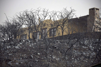 San Luis, Argentina.- En las fotos tomadas el 22 de agosto del 2023, muestra el incendio forestal sobre las sierras de San Luis, que se extiende desde el Parque Nativo de la localidad de Potrero de los Funes, hasta el barrio Cerros Colorados de la ciudad de Juana Koslay. Hasta el momento, se confirmó que en la zona fueron evacuadas unas 15 familias y que el fuego destruyó varias viviendas de la zona, en medio de condiciones desfavorables debido a los fuertes vientos que alcanzan los 60 kilómetros por hora y la gran sequía de la zona.