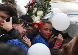 Buenos Aires, Argentina.- En las fotos tomadas el 11 de agosto del 2023, familiares y amigos dan el último adiós a Morena Domínguez, la niña de 11 años que murió al ser asaltada y arrastrada por delincuentes que le robaron sus pertenencias cuando llegaba a la escuela en el partido bonaerense de Lanús.