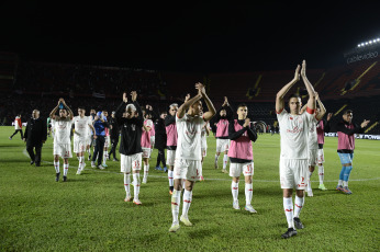 Santa Fe, Argentina.- In the photos taken on August 9, 2023, during the match between Huracán and Instituto at the Brigadier General Estanislao Lopez stadium in Santa Fe for the round of 16 of the Argentine Cup. Huracán defeated Instituto de Córdoba 2-0. El Globo prevailed with goals from Walter Mazzantti and Juan Gauto and will face Racing in the round of 16.