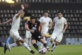 Santa Fe, Argentina.- En las fotos tomadas el 9 de agosto del 2023, durante el partido entre Huracán e Instituto en el estadio de Brigadier General Estanislao Lopez de Santa Fe por los dieciseisavos de final de la Copa Argentina. Huracán derrotó por 2-0 a Instituto de Córdoba. El Globo se impuso con los goles de Walter Mazzantti y Juan Gauto y enfrentará a Racing por los octavos de final.