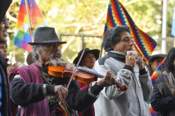 Buenos Aires, Argentina.- En las fotos tomadas el 8 de agosto del 2023, el Tercer Malón de la Paz, mantiene una vigilia frente a los Tribunales porteños contra la reforma constitucional en Jujuy. Comunidades indígenas de la provincia de Jujuy, en el norte de Argentina, se manifiestan en Buenos Aires en medio de un agitado clima político en Jujuy tras la aprobación de una reforma constitucional, impulsada por el gobernador Gerardo Morales, que según sus detractores, criminaliza el derecho a la protesta y cercena los derechos indígenas sobre la tierra en medio de planes de explotación para la obtención de litio.