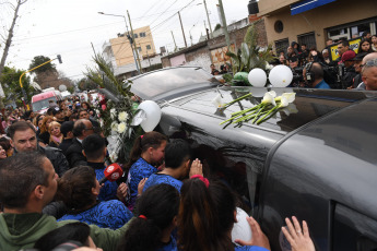 Buenos Aires, Argentina.- En las fotos tomadas el 11 de agosto del 2023, familiares y amigos dan el último adiós a Morena Domínguez, la niña de 11 años que murió al ser asaltada y arrastrada por delincuentes que le robaron sus pertenencias cuando llegaba a la escuela en el partido bonaerense de Lanús.