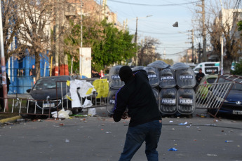 Buenos Aires, Argentina.- En las fotos tomadas el 9 de agosto del 2023, familiares y vecinos reclaman justicia frente a la escuela donde estudiaba una nena de 11 años que murió tras ser asaltada y golpeada cuando llegaba a la escuela en Lanús Oeste, provincia de Buenos Aires. La niña, fue asaltada por dos hombres a bordo de una motocicleta, una modalidad conocida coloquialmente como "motochorros". Por el hecho hay dos hombres detenidos, ambos mayores de edad, según informaron el Ministerio Público Fiscal (MPF) y la Policía.