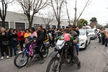 Buenos Aires, Argentina.- En las fotos tomadas el 11 de agosto del 2023, familiares y amigos dan el último adiós a Morena Domínguez, la niña de 11 años que murió al ser asaltada y arrastrada por delincuentes que le robaron sus pertenencias cuando llegaba a la escuela en el partido bonaerense de Lanús.