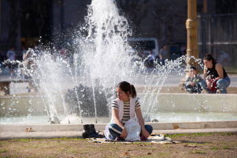 Buenos Aires, Argentina.- En las fotos tomadas el 3 de agosto del 2023, muestra las calles de Buenos Aires en medio de un aumento de la temperatura. Argentina registró temperaturas por encima de lo normal, con marcas térmicas superiores a los 30° en decenas de ciudades en pleno invierno. “Es el comienzo de agosto más cálido en 117 años de datos”, según el Servicio Meteorológico Nacional (SMN).