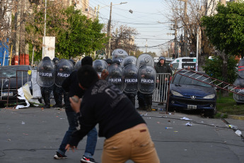 Buenos Aires, Argentina.- En las fotos tomadas el 9 de agosto del 2023, familiares y vecinos reclaman justicia frente a la escuela donde estudiaba una nena de 11 años que murió tras ser asaltada y golpeada cuando llegaba a la escuela en Lanús Oeste, provincia de Buenos Aires. La niña, fue asaltada por dos hombres a bordo de una motocicleta, una modalidad conocida coloquialmente como "motochorros". Por el hecho hay dos hombres detenidos, ambos mayores de edad, según informaron el Ministerio Público Fiscal (MPF) y la Policía.