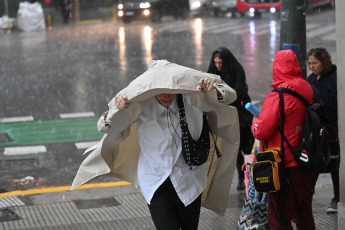 Buenos Aires, Argentina.- In the photos taken on August 17, 2023, it shows the streets of Buenos Aires in the middle of a storm. Montevideo, still under a serious water crisis, experiences heavy rains and a storm accompanied by lightning. The instability affects the two capitals of the Río de la Plata region with forecasts of rain and storms in the Montevideo and Buenos Aires areas. Therefore, in isolation, severe weather damage cannot be ruled out.