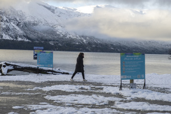 Bariloche, Argentina.- En las fotos tomadas el 23 de agosto del 2023, muestra la ciudad de Bariloche en medio de las intensas nevadas. Las zonas altas de la Ruta Nacional 40 entre Bariloche y El Bolsón presentan nieve, por eso Vialidad Nacional solicitó extremar las medidas de precaución al conducir, además el parque nacional Nahuel Huapi informó el cierre de senderos por lluvias y viento.