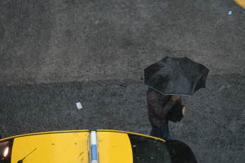 Buenos Aires, Argentina.- In the photos taken on August 17, 2023, it shows the streets of Buenos Aires in the middle of a storm. Montevideo, still under a serious water crisis, experiences heavy rains and a storm accompanied by lightning. The instability affects the two capitals of the Río de la Plata region with forecasts of rain and storms in the Montevideo and Buenos Aires areas. Therefore, in isolation, severe weather damage cannot be ruled out.