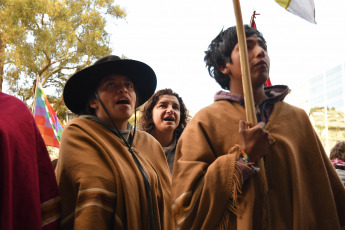 Buenos Aires, Argentina.- En las fotos tomadas el 8 de agosto del 2023, el Tercer Malón de la Paz, mantiene una vigilia frente a los Tribunales porteños contra la reforma constitucional en Jujuy. Comunidades indígenas de la provincia de Jujuy, en el norte de Argentina, se manifiestan en Buenos Aires en medio de un agitado clima político en Jujuy tras la aprobación de una reforma constitucional, impulsada por el gobernador Gerardo Morales, que según sus detractores, criminaliza el derecho a la protesta y cercena los derechos indígenas sobre la tierra en medio de planes de explotación para la obtención de litio.