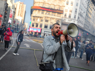 Buenos Aires, Argentina.- En las fotos tomadas el 10 de agosto del 2023, familiares y amigos realizan una protesta para exigir justicia tras la muerte de un manifestante en Buenos Aires, la capital de Argentina, tras supuestamente sufrir un infarto después de ser detenido por la Policía durante una protesta contra el sistema electoral frente al Obelisco.