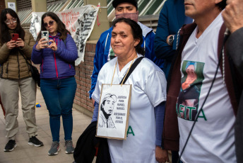 Rio Negro, Argentina.- En las fotos tomadas el 15 de agosto del 2023, familiares y amigos exigen justicia por el crimen de Rafael Nahuel. Un tribunal argentino ha empezado el juicio contra cinco miembros de una fuerza especial de la Prefectura Naval por el asesinato de un joven mapuche en 2017. Rafael Nahuel, de 22 años, murió por un disparo en la espalda el 25 de noviembre de ese año, durante un operativo de desalojo en una zona ocupada del parque nacional Nahuel Huapi, en el noroeste de la Patagonia argentina. Los oficiales son acusados de homicidio agravado por el uso de armas de fuego y con exceso en la legítima defensa.