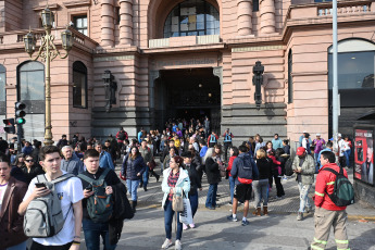 Buenos Aires, Argentina.- En las fotos tomadas el 15 de agosto del 2023, autoridades participan de un operativo en la estación Constitución, de la ciudad de Buenos Aires, por una amenaza de bomba. Desde Trenes Argentinos informaron que, cerca de una hora después de la amenaza, el resultado de la búsqueda fue negativo. Fuentes de la Policía de la Ciudad informaron que el operativo comenzó luego de que se recibiera un llamado al 911 de la Provincia de Buenos Aires indicando que había una bomba en el interior de una formación.