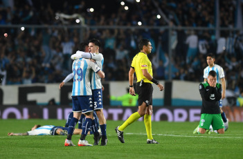 Buenos Aires, Argentina.- En las fotos tomadas el 10 de agosto del 2023, durante el partido entre Racing Club y Atlético Nacional en el estadio Presidente Perón por la vuelta de los octavos de final de la Copa Libertadores de América. El argentino Racing se clasificó a los cuartos de final de la Copa Libertadores 2023 al golear por 3-0 (parcial 1-0) al colombiano Atlético Nacional.