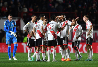 Buenos Aires, Argentina.- En las fotos tomadas el 20 de agosto del 2023, durante el partido entre Argentinos Juniors y River Plate por la primera fecha de la Copa de la Liga Profesional. Argentinos Juniors venció al último campeón del fútbol argentino por 3 a 2, los goles decisivos de Marco Di Cesare y un doblete de Luciano Gondou, aseguraron el triunfo para los locales en este enfrentamiento.