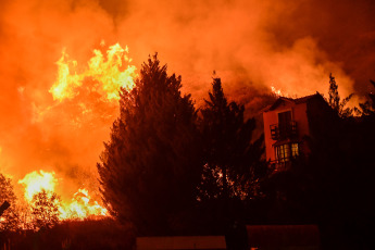 San Luis, Argentina.- The photos taken on August 22, 2023 show the forest fire on the San Luis mountains, which extends from the Native Park of the town of Potrero de los Funes, to the Cerros Colorados neighborhood of the city of Juana Koslay. So far, it has been confirmed that some 15 families were evacuated in the area and that the fire destroyed several homes in the area, amid unfavorable conditions due to strong winds that reach 60 kilometers per hour and the great drought in the area.