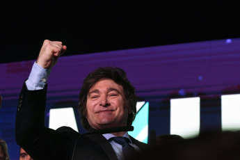 Buenos Aires, Argentina.- En las fotos tomadas el 13 de agosto del 2023, el candidato a presidente por La Libertad Avanza (LLA), Javier Milei, celebró junto a los principales dirigentes de su fuerza los resultados obtenidos en las elecciones primarias abiertas, simultáneas y obligatorias (PASO) y aseguró que "estamos frente al fin del modelo de la casta", que está "basado en esa aberración llamada justicia social". Con más del 96% escrutado, Milei obtenía el 30,1