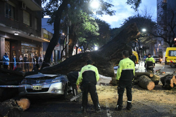 Buenos Aires, Argentina.- En las fotos tomadas el 18 de agosto del 2023, muestra las zonas afectadas por severas lluvias y vientos que afectaron desde la madrugada de este jueves buena parte del sur del GBA en Argentina y otras zonas del área metropolitana. Las fuertes lluvias, provocaron la suspensión de clases y varias personas debieron ser evacuadas y trasladadas a centros de albergue. En algunas zonas cayeron 158 milímetros, tras más de seis meses sin lluvias fuertes. Según la información oficial hubo 1.300 familias afectadas y 175 evacuados.