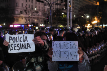 Buenos Aires, Argentina.- In the photos taken on August 10, 2023, family and friends hold a protest to demand justice after the death of a protester in Buenos Aires, the capital of Argentina, after allegedly suffering a heart attack after being arrested. by the Police during a protest against the electoral system in front of the Obelisk.