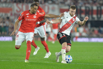 Buenos Aires, Argentina.- En las fotos tomadas el 1 de agosto del 2023, durante el partido entre River Plate y el brasileño Inter de Porto Alegre por la ida de los octavos de final de la Copa Libertadores 2023 en el Estadio Monumental. River Plate derrotó como local a Porto Alegre por 2-1, ante más de 85.000 espectadores. El ecuatoriano Enner Valencia (45+1) puso al frente al equipo brasileño, pero River lo dio vuelta en el segundo tiempo con un doblete de Pablo Solari (65 y 78), que entró como suplente.