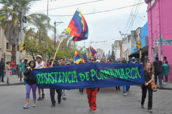 Jujuy, Argentina.- En las fotos tomadas el 18 de septiembre del 2023, comunidades indígenas que integran el Tercer Malón de la Paz marcharon en Jujuy en repudio a la reforma Constitucional y anunciaron que presentarán pedidos a los diferentes bloques legislativos para que se abstengan de sesionar por proyectos vinculados con la iniciativa oficial. La reforma, impulsada por el gobernador Gerardo Morales, fue aprobada y jurada el 20 de junio, cuando se desató una brutal represión policial contra manifestantes que causó numerosos detenidos y heridos.