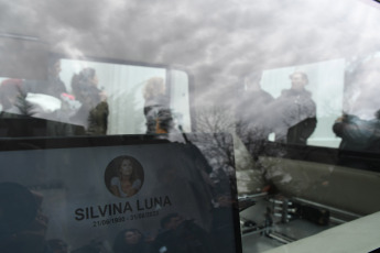 Buenos Aires, Argentina.- En las fotos tomadas el 6 de septiembre del 2023, familiares y amigos despidieron los restos de Silvina Luna en el Panteón de Actores del Cementerio de Chacarita en Buenos Aires. A casi una semana de su muerte, se realizó la despedida a la modelo y actriz Silvina Luna que falleció el jueves pasado a los 43 años tras las complicaciones de salud que le produjo una intervención estética y mala praxis del cirujano Aníbal Lotocki en 2011.