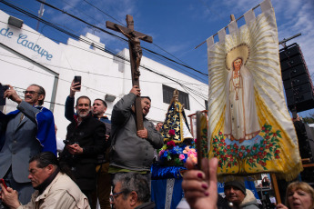 Buenos Aires, Argentina.- En las fotos tomadas el 5 de septiembre del 2023, el Equipo de Curas de villas y barrios populares de Buenos Aires y Gran Buenos Aires participan de una misa "en desagravio por los ultrajes" a la figura del papa Francisco vertidos durante la campaña electoral, en particular por parte del candidato presidencial de La Libertad Avanza (LLA), Javier Milei.