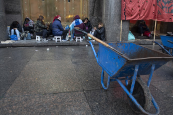 Buenos Aires, Argentina.- En las fotos tomadas el 21 de septiembre del 2023, el Frente de Organizaciones en Lucha (FOL) junto a otras agrupaciones sociales realizan un acampe frente al Ministerio de Economía, ''En defensa de la urbanización de los barrios populares y de los puestos de trabajo''. En ese sentido, los organizadores de la protesta reiteraron que “le reclamarán al Ministerio de Economía y Desarrollo Social que aprueben los fondos para seguir ejecutando obras en los barrios populares”.